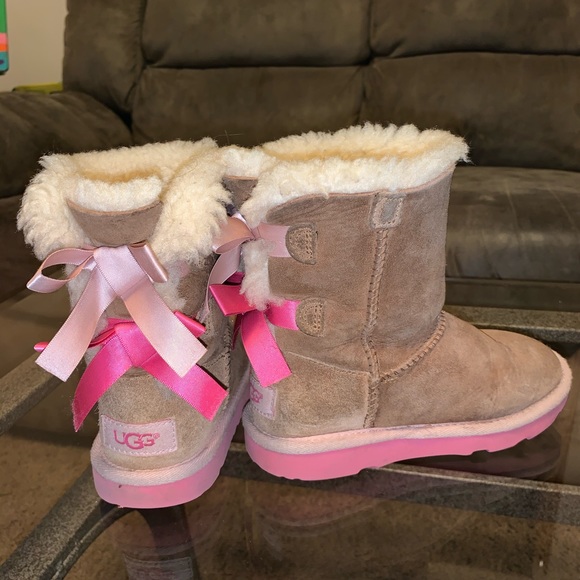 Variety of UGG boots, converse and sketchers - Picture 2 of 8